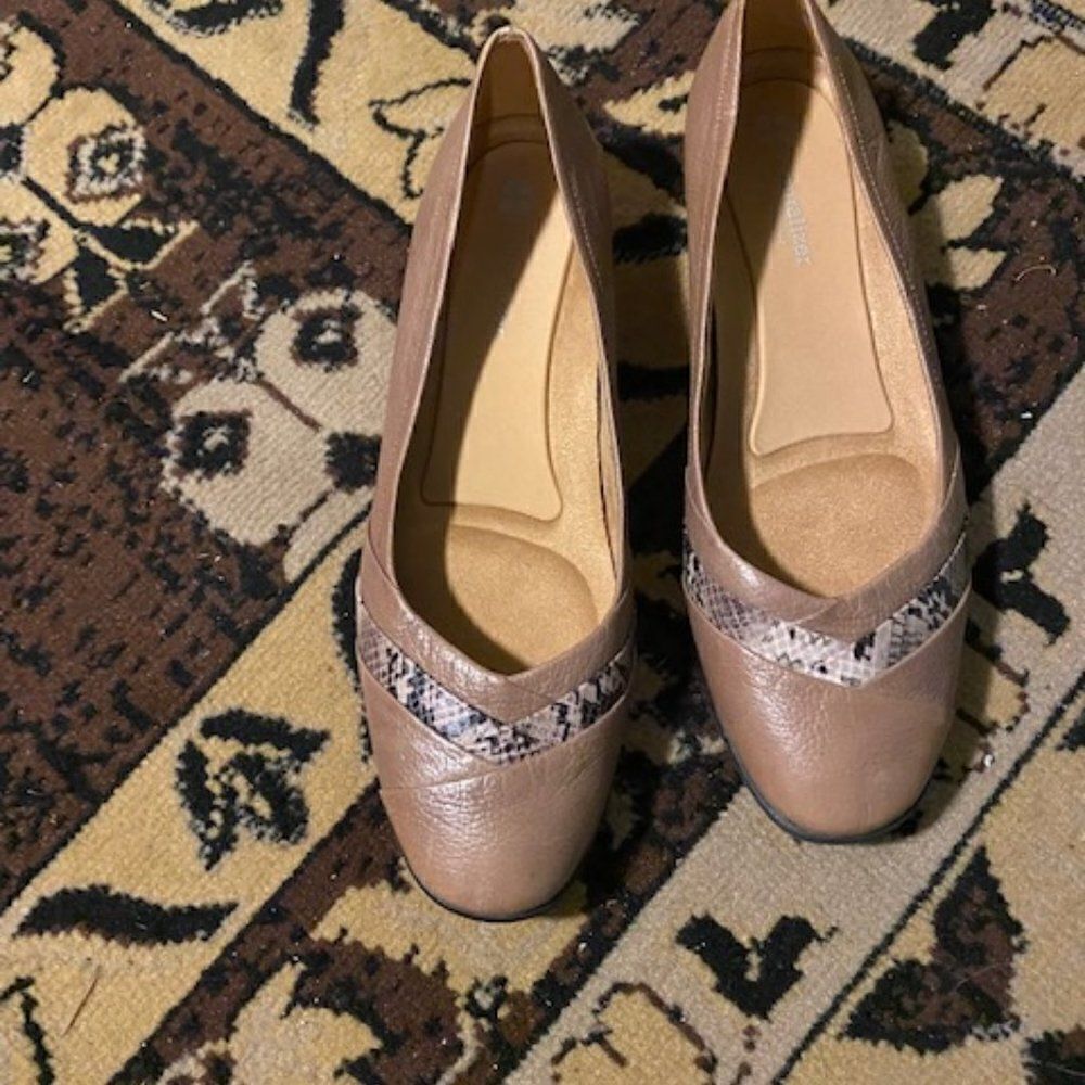 Naturalizer N5 Contour Jaye Alligator print slip on flat shoe, size 11M